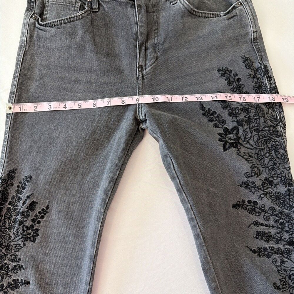Free People We The Free Sz 27 Jeans Grey Black Embroidered Floral Denim Raw Hem - Picture 16 of 16